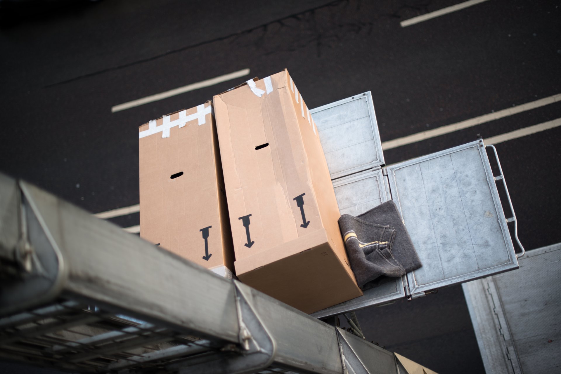 Elévateur avec deux cartons posés sur une couverture de protection