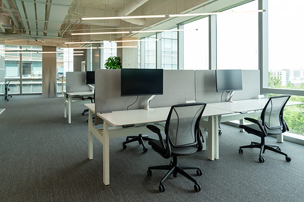 Intérieur d'un immeuble de bureaux vide moderne en open space