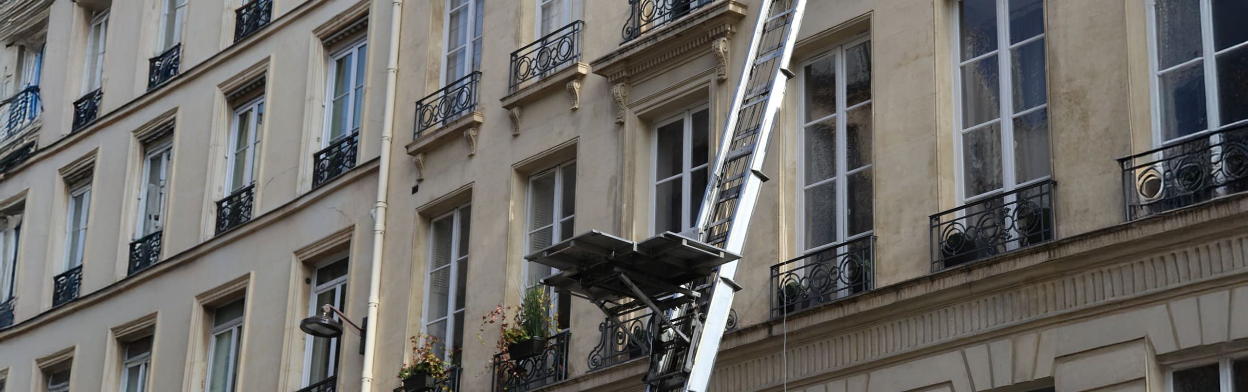 Monte meuble de déménagement sur la facade d'un immeuble